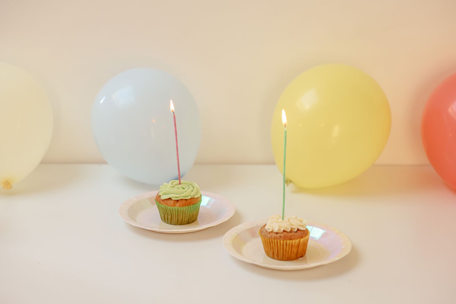 Törtchen und Luftballons zum Kindergeburtstag