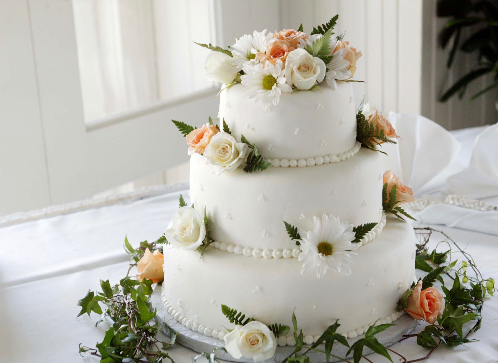 Mehrstöckige Hochzeitstorte mit Rosen