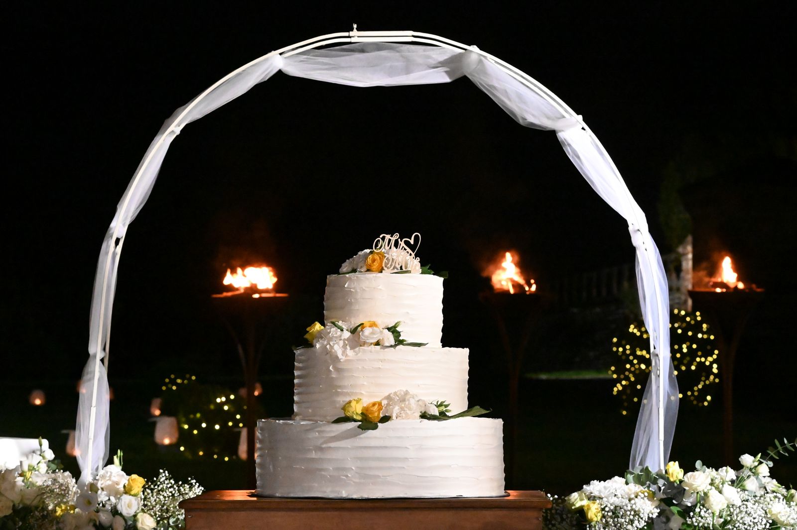 Weiße Hochzeitstorte bei einer Abendfeier