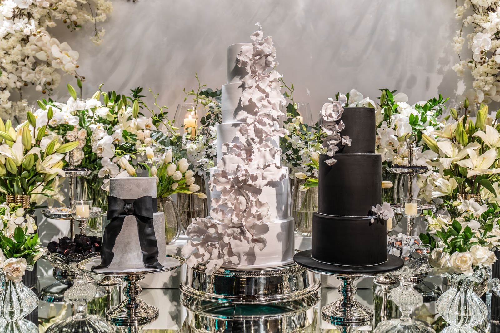 Mehrstöckige Hochzeitstorte mit Blumenschmuck